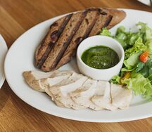 Куриная грудка с овощным миксом и соусом песто