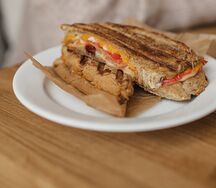 Гриль чиз с курицей и беконом