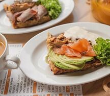 Картофельная вафля с лососем