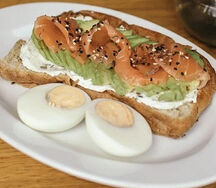 Тост с авокадо и лососем