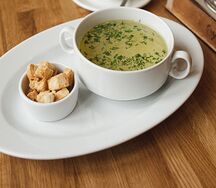 Чашка куриного бульона