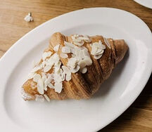 Круассан с малиной