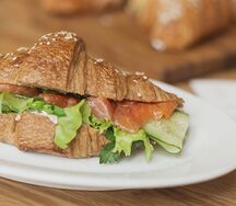 Круассан с лососем