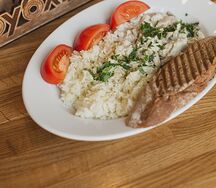 Куриная грудка с рисом в грибном соусе