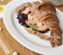 Круассан с креветкой