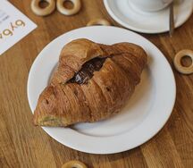 Круассан с нутеллой и бананом