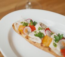 Брускетта с курицей