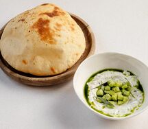 Дзадзики с тартаром из огурца, маслом петрушки и питой