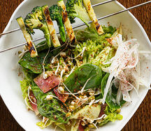 Зеленый салат с теплыми овощами и ореховой заправкой