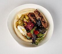 Кебаб из ягненка с питой и маринованными овощами