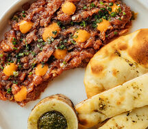 Тартар из ягненка с костным мозгом и айоли из аджики 