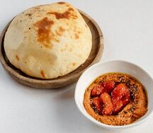 Мухаммара с заатаром, маслом из аджики и питой