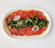 Карпаччо из говядины с томатной сальсой