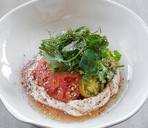 Салат с томатами, тахини и ростками маш