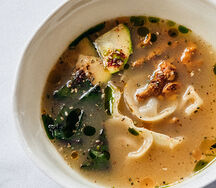 Пряный куриный бульон с пельменями