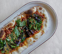 Лепешка с ягненком и свежей зеленью