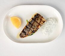 Сибас на гриле с дзадзики и шпинатом