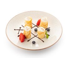 Блинчики с творогом, свежими ягодами и шоколадным соусом