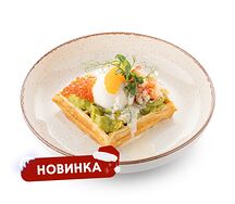 Картофельная вафля с крабом и красной икрой