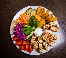 Фирменная шаверма на тарелке Шахерезада и Напиток