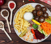 Фалафель на тарелке