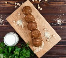 Шарики из фалафеля и соус