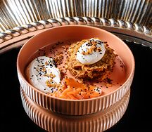 Драники с соусом унаги и яйцом пашот