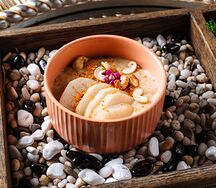 Каша овсяная на топленом молоке с медовой грушей с кешью