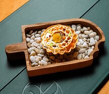 Тарталетка с крудо из лосося с сырным кремом