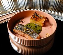 Стейк семги с картофельным гратеном и соусом из щавеля