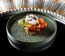 Воскресенский хлеб с авокадо, семгой и яйцом пашот