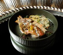 Филе морского окуня на цукини со сливочным соусом