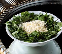 Шопский салат с пряными травами и домашним сулугуни