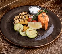 Красная рыба на гриле с овощами