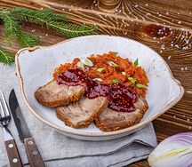 Горячая буженина с тушеной капустой