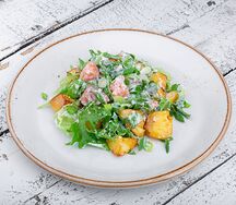 Теплый салат с копченым лососем