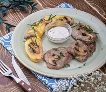 Медальоны из телятины с картофелем и шампиньонами