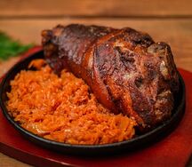 Свиная рулька с тушеной капустой