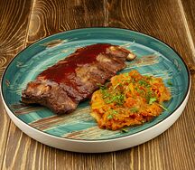 Свиные ребра с тушенной капустой