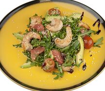 Салат с креветками, авокадо и грейпфрутом