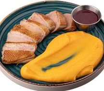 Копченая утиная грудка с пюре из батата