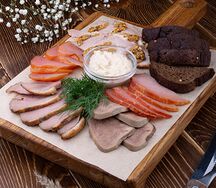 Мясная тарелка с гренками