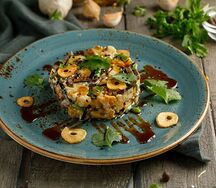 Теплый салат с говядиной и баклажанами