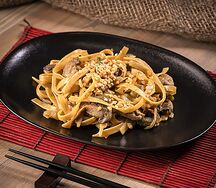 Лапша Вок с курицей и соусом пад тай