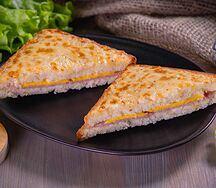 Горячий сэндвич с ветчиной и сыром Крок-месьё