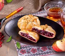 Кулебяка с брусникой и яблоком