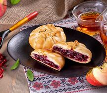 Кулебяка с брусникой и яблоком