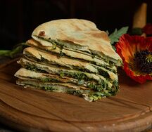 Со шпинатом, сулгуни и аджикой