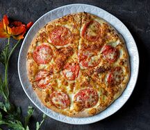 С копченым сыром и помидорами