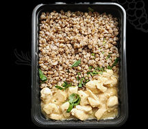 Ядрица с филе куриной грудки в медово-горчичном соусе